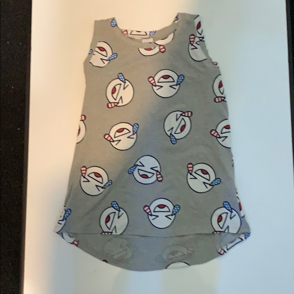 💙A girls gray tank top with emoji’s on it!